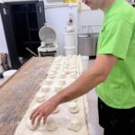 Mani in pasta a Caprarola: il laboratorio di panificazione di Territorio in Movimento 3.0 presso il forno La Casa del Pane (27 di 36)